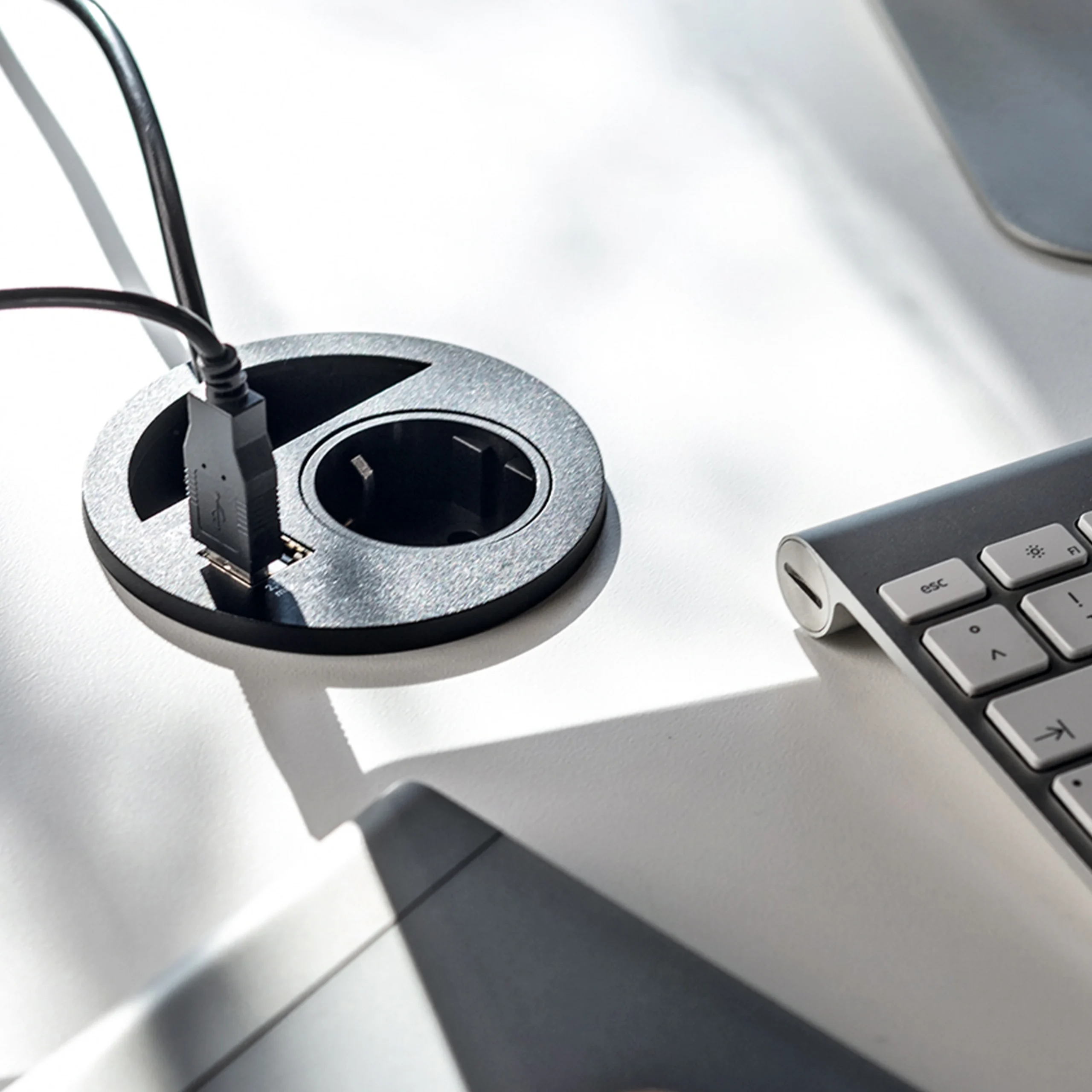 Emuca Multiconector Circle 80, diámetro 80mm, 1 enchufe tipo Schuko, 1 USB tipo A, 1 USB tipo C, Plástico, Pintado negro - Imagen 3